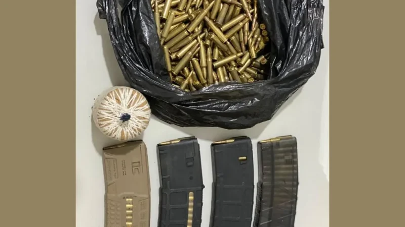 Polícia apreende explosivo e munições para fuzil na Palestina, em Salvador; bairro está sem ônibus após tiroteio