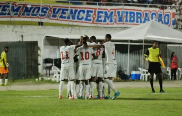 Com reservas, Bahia vence, garante 1º lugar e rebaixa Doce Mel no Campeonato Baiano