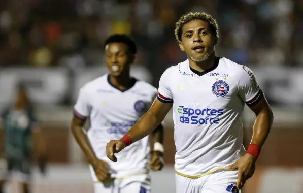 Entre tapas e beijos com a torcida, Vitor Jacaré vive seu momento mais tenso no Bahia