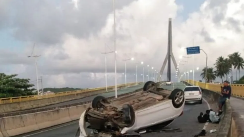 Motorista fica ferido após sofrer acidente em ponte no sul da Bahia