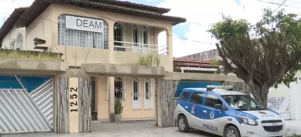 Mulher é resgatada após oito meses em cárcere privado com sinais de desnutrição e agressões na BA; companheiro foi preso