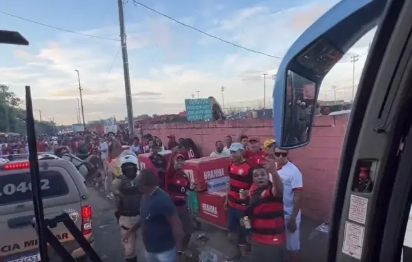 Atlético-GO revela vídeo com torcedores do Vitória lançando objetos em ônibus