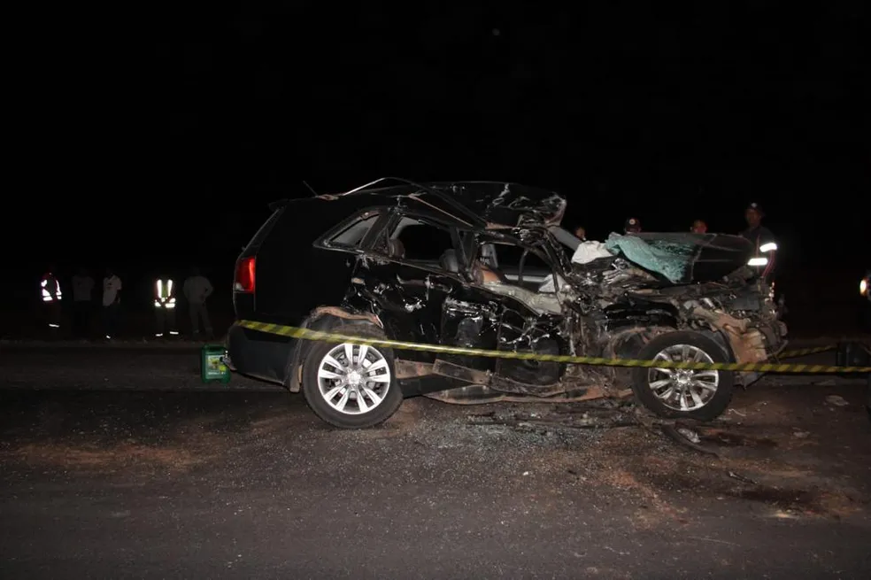 Três pessoas morrem em batida entre carro de passeio e rolo compactador no oeste da BA; mãe e filho estão entre as vítimas