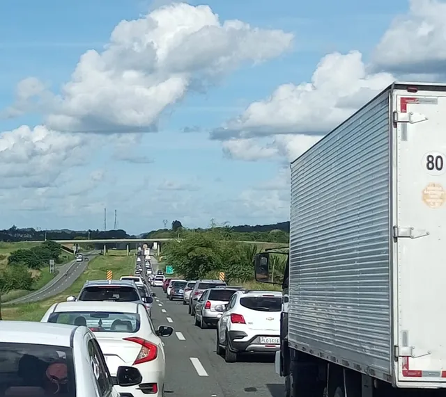 BR-324 tem mais de 40 km de tráfego lento; movimento de retorno das festas juninas no interior é intenso