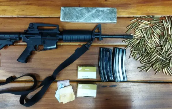 Polícia Militar captura dois traficantes com fuzil, drogas e munições em Jequié