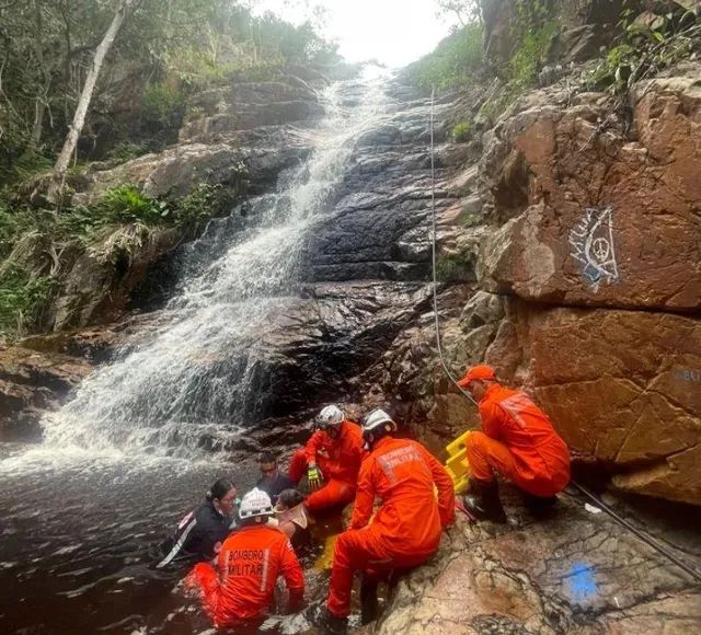 Adolescentes são resgatados após caírem de altura de 10 metros em cachoeira na Bahia
