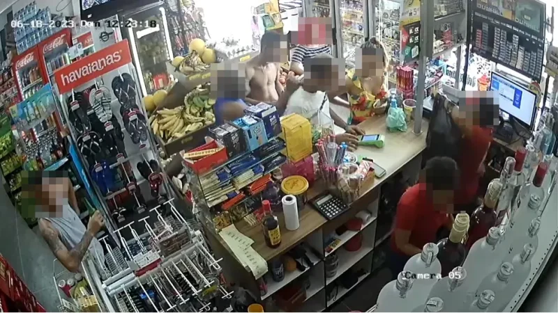 Homem é esfaqueado nas costas em fila de mercado na Bahia; suspeito foi preso