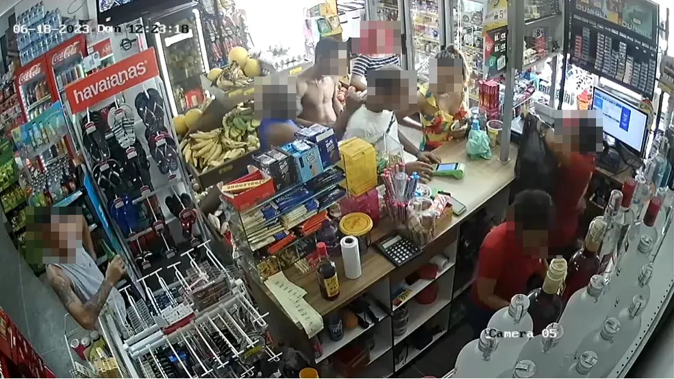 Homem é esfaqueado nas costas em fila de mercado na Bahia; suspeito foi preso