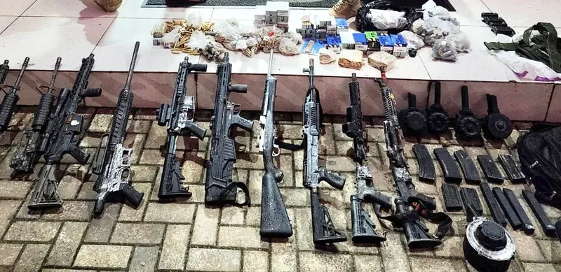 Trezes fuzis são apreendidos em ação com 4 suspeitos mortos e 2 PMs baleados; apreensão é a maior registrada em um só dia na BA