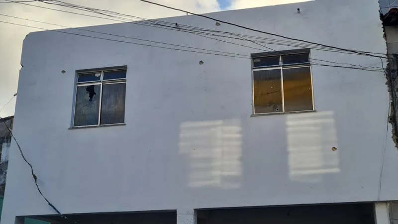 Tiroteio entre traficantes de facções rivais mata homem e deixa 4 feridos no Alto das Pombas, bairro periférico de Salvador