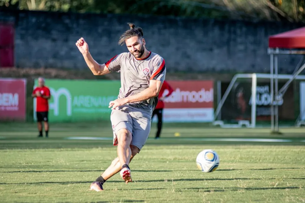 Atacante do Vitória, Léo Gamalho passa por procedimento cirúrgico após diagnóstico de câncer de pele