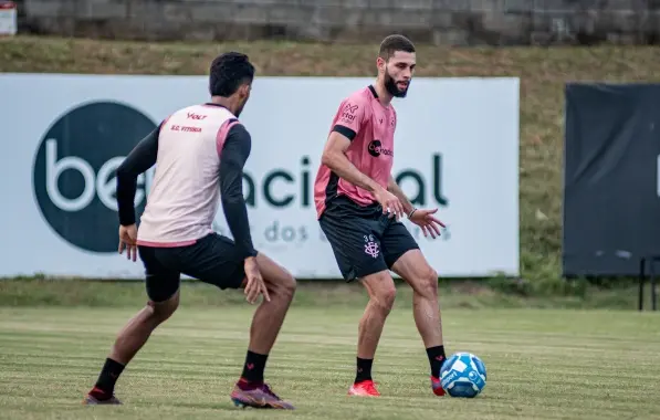 Vitória treina em dois turnos de olho no Vila Nova
