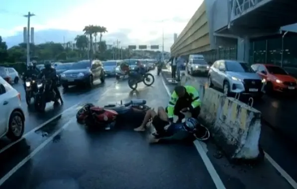 Motociclista fica ferido em acidente com carro em frente à Rodoviária de Salvador