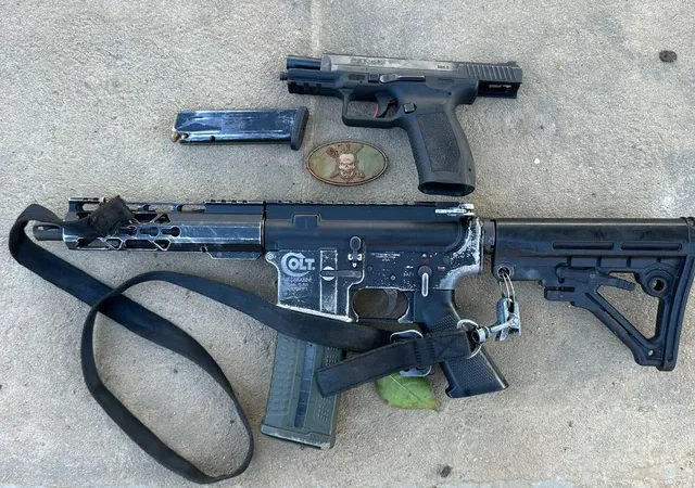 Dois suspeitos morrem em confronto com a polícia na Região Metropolitana de Salvador; granada e fuzil foram apreendidos