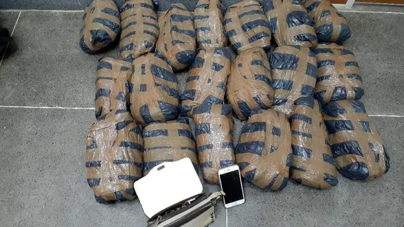 Jovem é presa com drogas após fugir de blitz da PM e fingir ser vítima de sequestro na Bahia