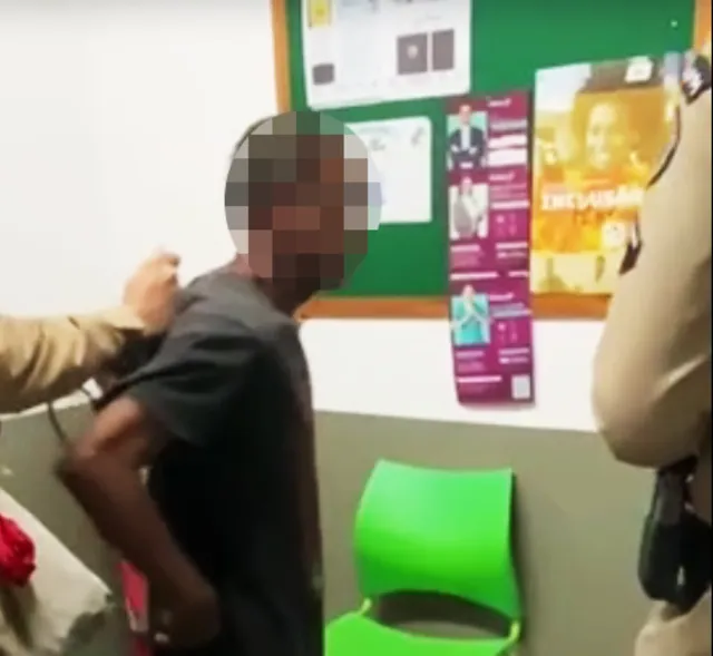 Homem é preso em flagrante por suspeita de observar mulher em banheiro de shopping na Bahia