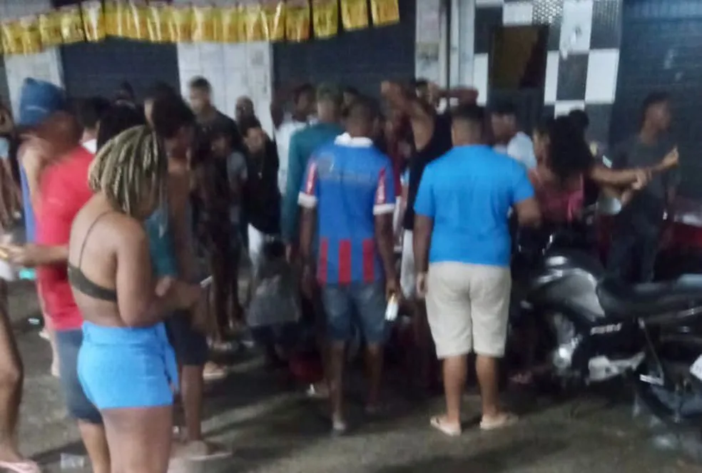 Jovem e mulher são mortos a tiros em festa no subúrbio de Salvador; três adultos e uma criança de 2 anos ficaram feridas