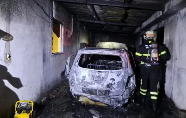 Carros pegam fogo em garagem e 10 pessoas são encaminhadas para UPA em Salvador