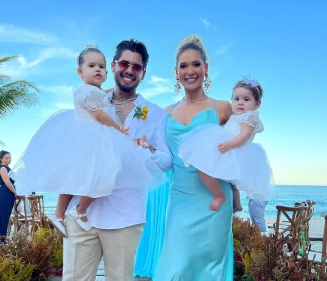Virgínia e Zé Felipe posam com as filhas em casamento em praia na BA; crianças foram daminhas de honra da cerimônia