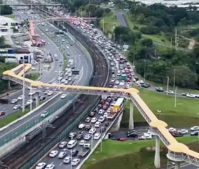 Acidente causa engarrafamento na Av. Paralela, em Salvador