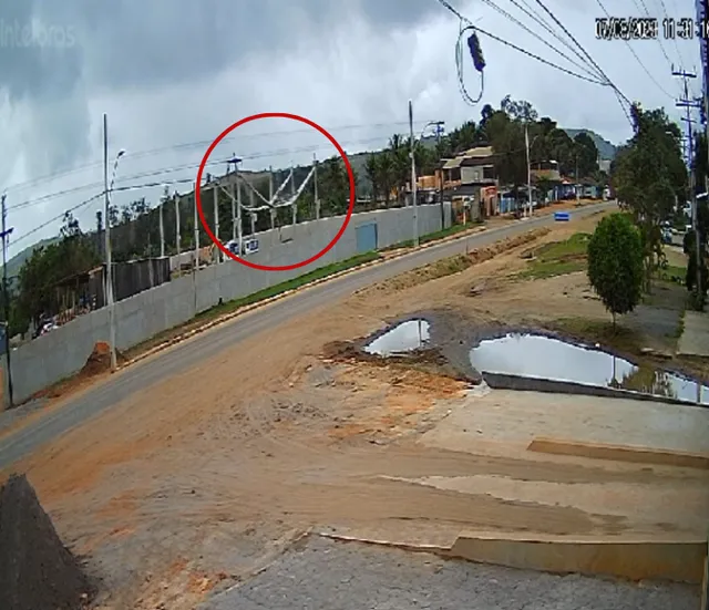 Câmera registra momento em que estrutura desaba durante obra no interior da Bahia; uma pessoa morreu