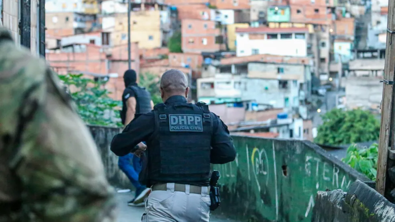 Operação contra grupo suspeito de homicídios, tráfico de drogas, roubo e extorsão prende oito pessoas em Salvador; líder do grupo morreu após confronto