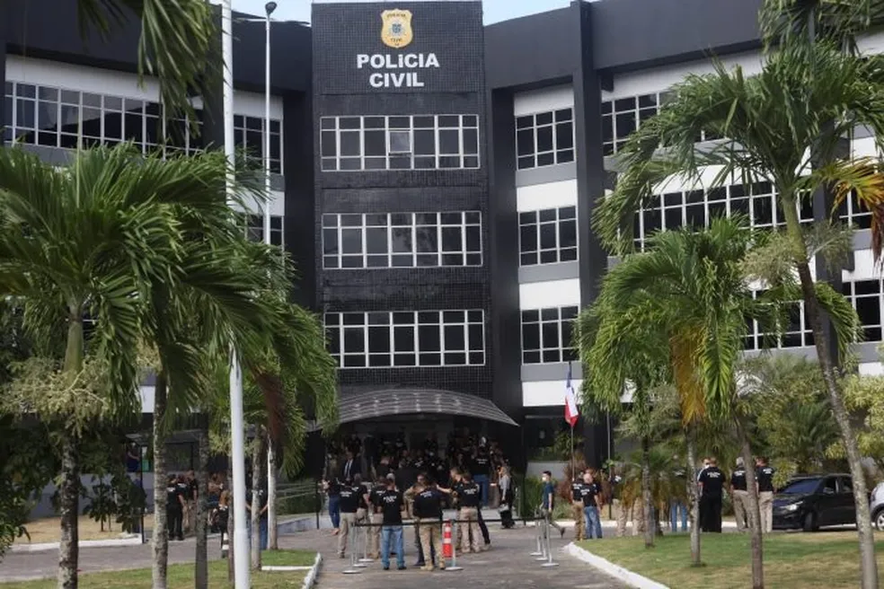 Mulher é morta a facadas e o filho de 11 anos fica ferido em Salvador; caso é investigado como feminicídio e suspeito é procurado