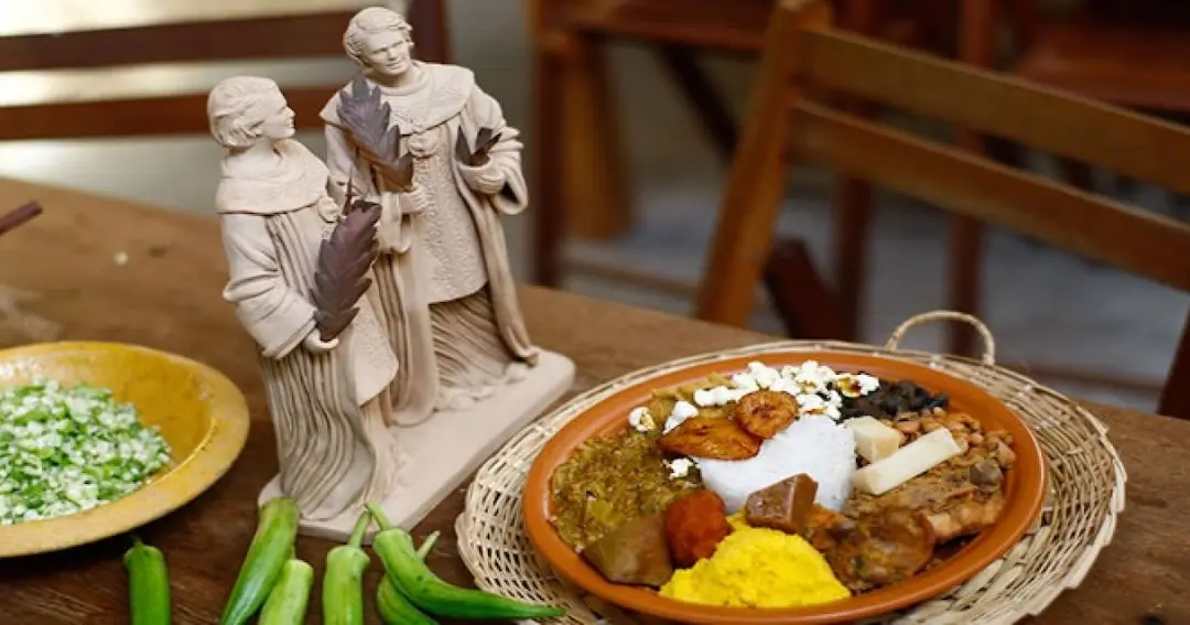 Caruru de Cosme e Damião: Entenda o motivo do prato ser oferecido em homenagem aos santos gêmeos