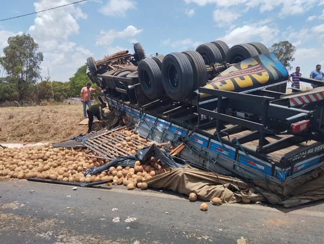 Homem morre e uma pessoa fica ferida após batida entre carro e caminhão na BA; veículo de carga capotou