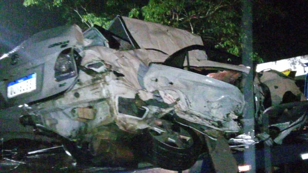 Duas pessoas morrem após batida entre carro e caminhão em rodovia na Bahia