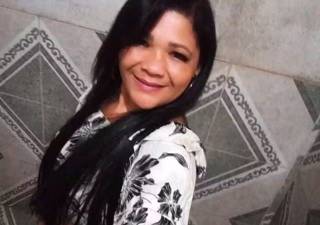 Mulher é morta a facadas após discussão com o marido em bar do norte da Bahia; suspeito foi preso