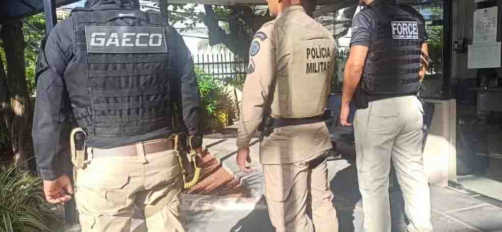 Três policiais militares e um penal da Bahia são investigados por vender fuzis em aplicativo de mensagens