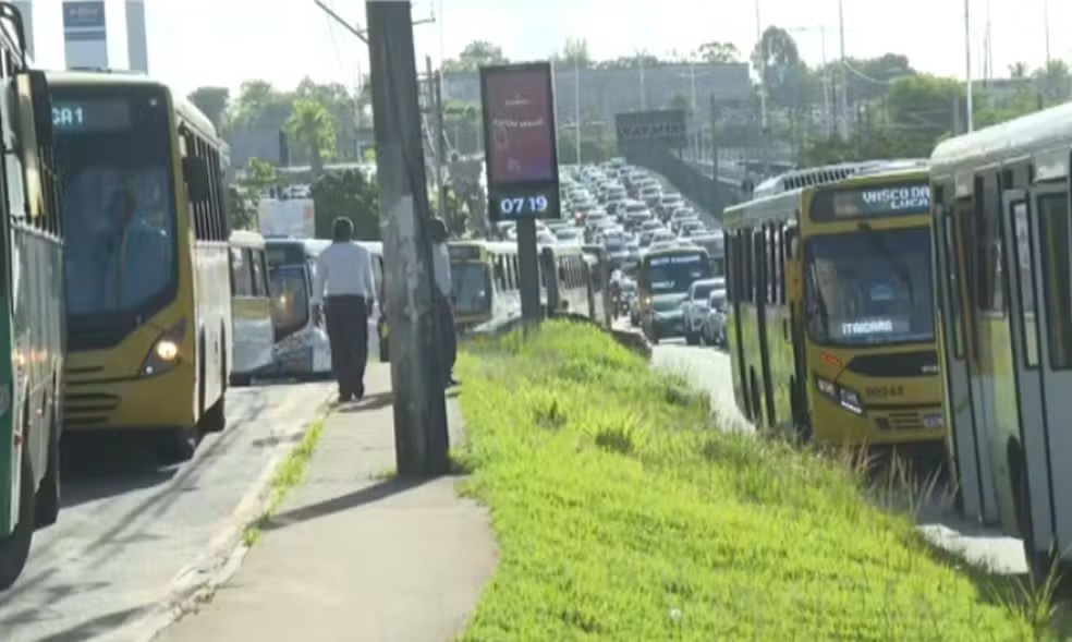 Protestos interrompem trânsito na Avenida Paralela na manhã desta sexta-feira