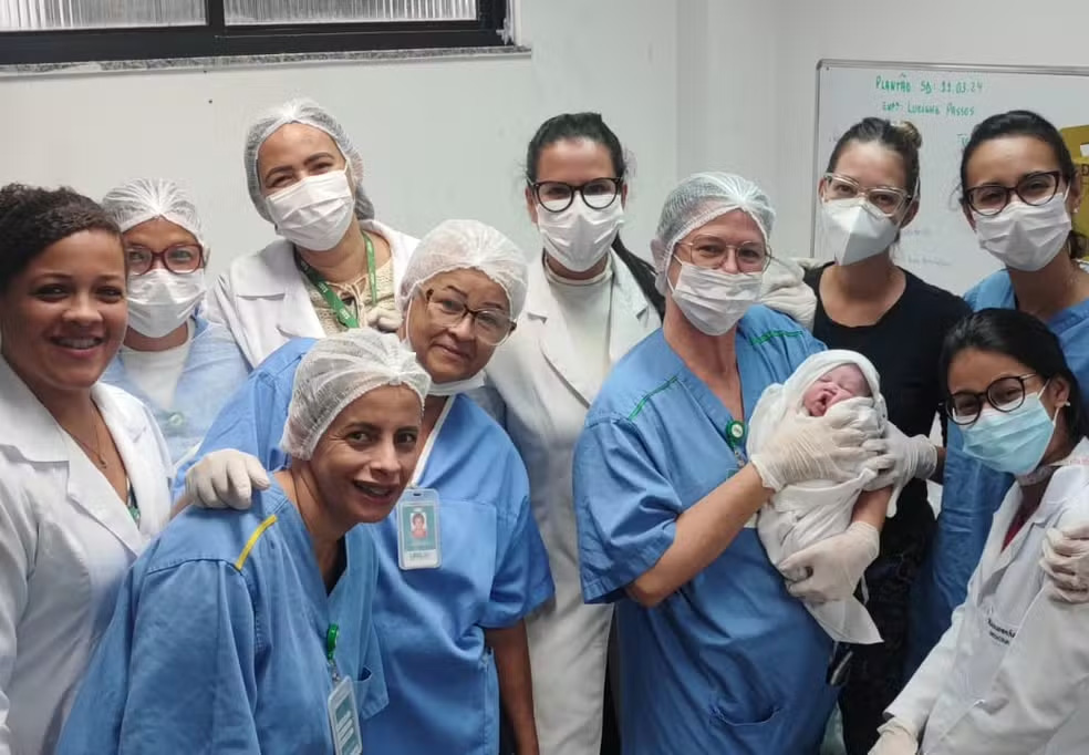 ‘Parto surpresa’: adolescente procura unidade de saúde com dores abdominais e dá à luz um menino em Salvador