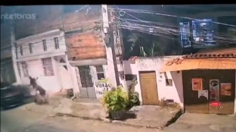 Motorista invade calçada e atropela dois homens em Salvador