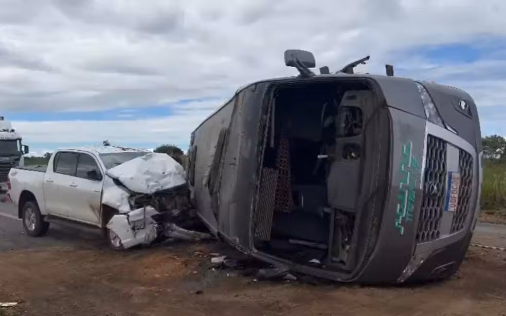 Acidente entre micro-ônibus e caminhonete deixa 20 feridos em rodovia na Bahia
