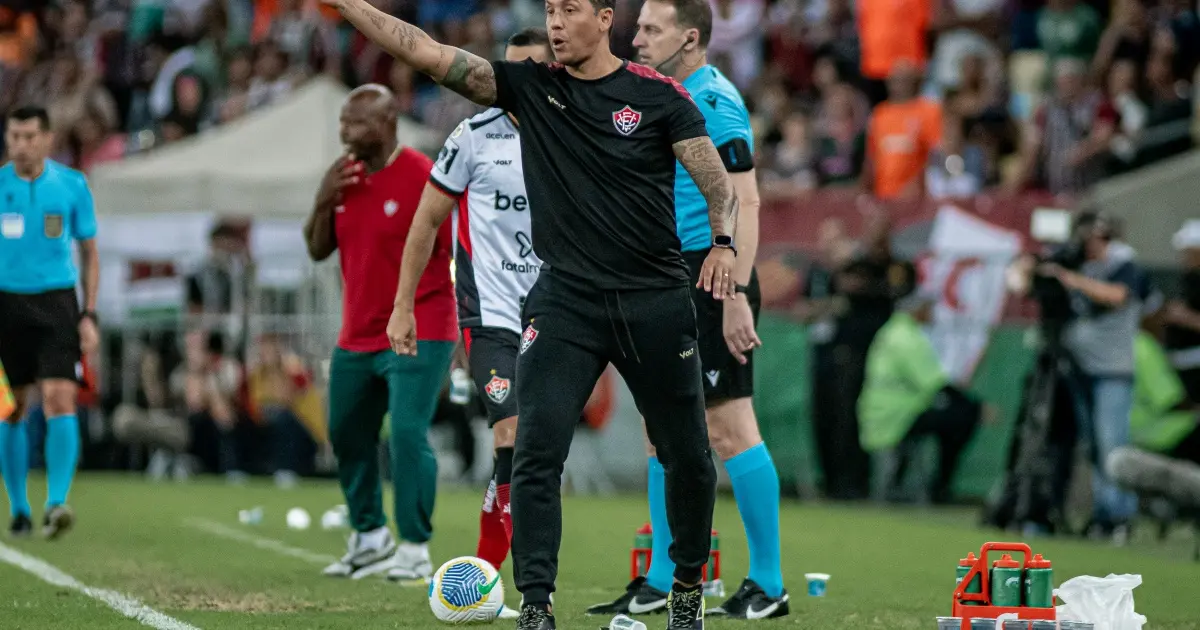 Carpini explica mudanças ofensivas em vitória contra o Fluminense: “Entendi que era possível vencer”