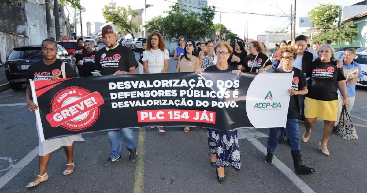 Greve dos defensores públicos completa um mês; categoria suspende realização de audiências de custódia por 4 dias