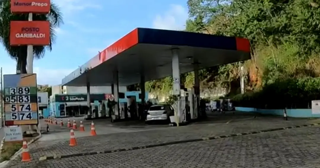 Motorista foge sem pagar após abastecer carro em posto de combustível na Avenida Garibaldi