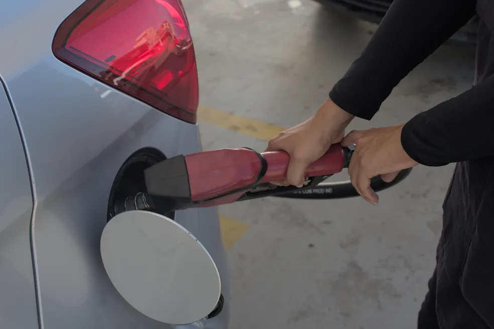 Gasolina fica mais cara na Bahia após Acelen anunciar reajuste para distribuidoras na Bahia