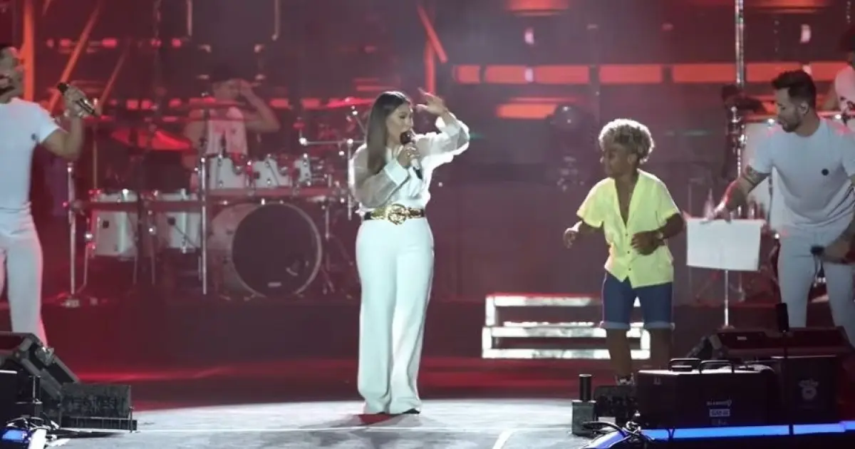 Dançarino da Ivete”, Daniel Levi rouba a cena ao dançar com Simone Mendes no Festival Virada Salvador