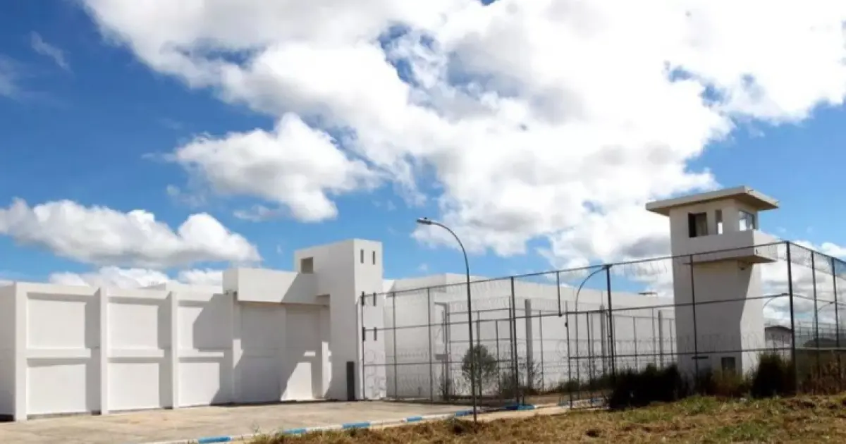 Grupo armado invade presídio de Eunápolis e provoca fuga de 16 detentos
