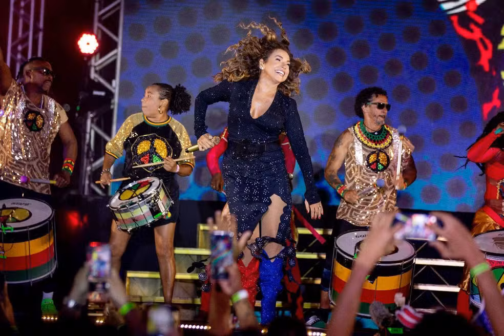 Daniela Mercury lança álbum em homenagem aos 40 anos de carreira; show teve participações de Ivete, Luísa Sonza, Olodum e blocos afros