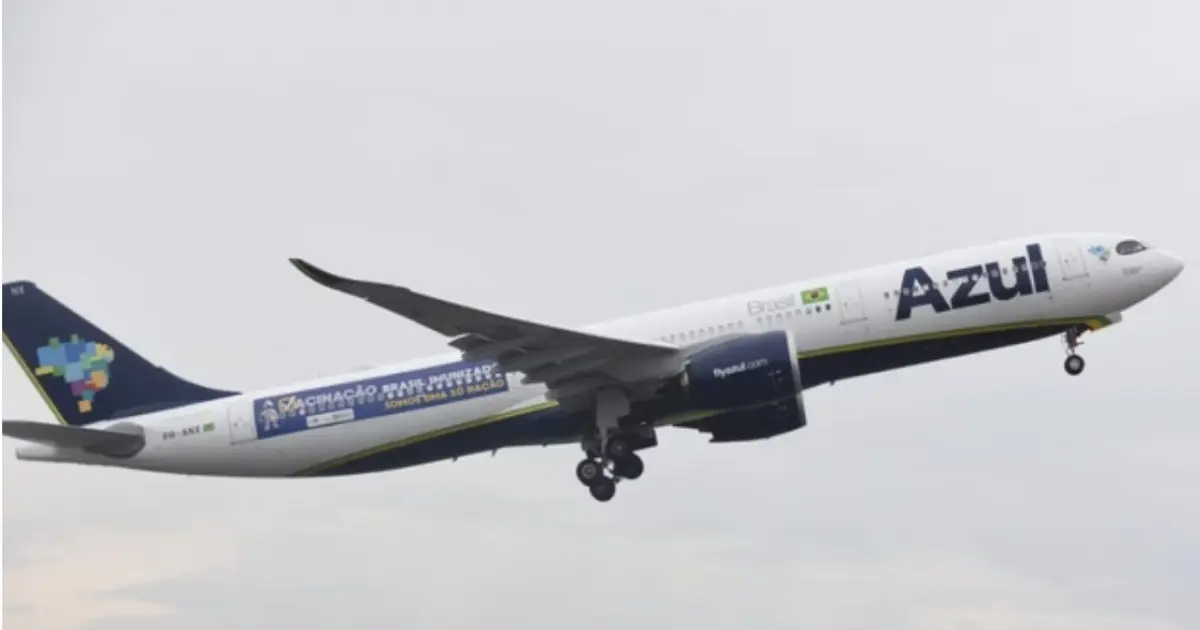 Militares são expulsos de voo após tentarem acionar porta de avião