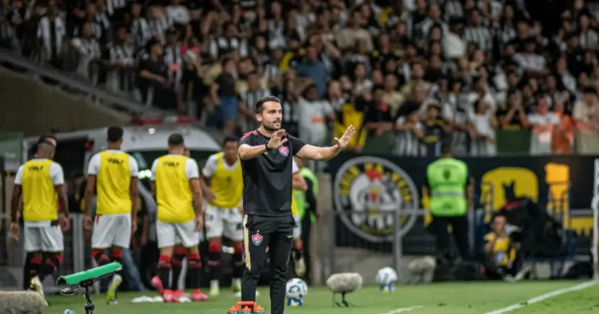 Com Carpini suspenso, Djian elogia postura do Vitória e demonstra otimismo com evolução