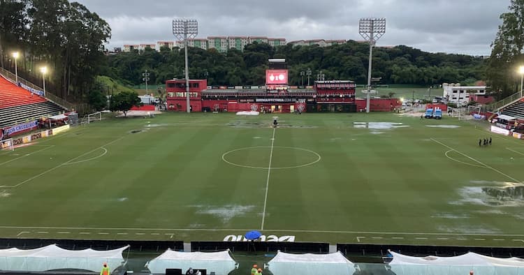 Gramado do Barradão tem poças d’água antes de Vitória x Cruzeiro; veja imagens