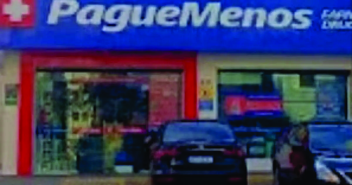 Assaltantes invadem farmácia no Costa Azul, roubam Ozempic e levam carro de cliente