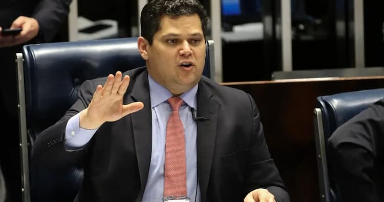 Congresso não admite interferência nos Poderes, diz Alcolumbre após tarifaço e sanção a Moraes