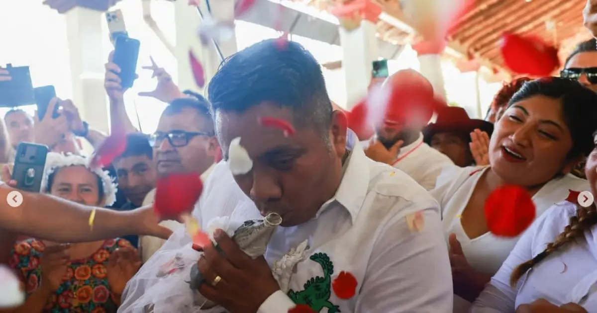 Em ritual mexicano, prefeito se casa com jacaré fêmea