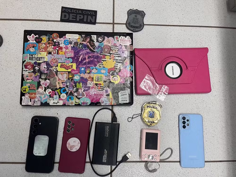 Mãe e padrasto são presos por abuso sexual na Bahia; crimes começaram quando vítima tinha 7 anos